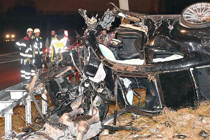 Der Unfallfahrer kam auf der A94 mit seinem Mercedes unmittelbar nach der Ausfahrt Riem bei hoher Geschwindigkeit von der Fahrbahn ab.