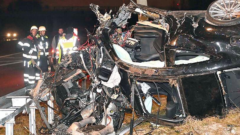 Der Unfallfahrer kam auf der A94 mit seinem Mercedes unmittelbar nach der Ausfahrt Riem bei hoher Geschwindigkeit von der Fahrbahn ab.