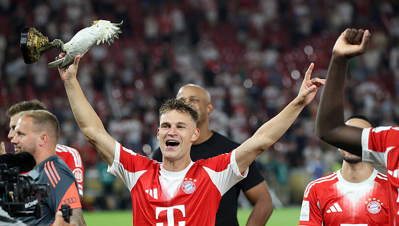 Ein fester Wegbegleiter beim FC Bayern: Der Kakadu, hier in den H&auml;nden von Joshua Kimmich nach dem Gewinn des Supercups.