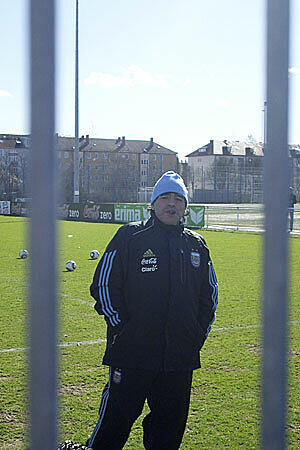 Der argentinische Nationaltrainer schaute seinen Torhütern beim Training zu, das bei den Sechzgern stattfand.