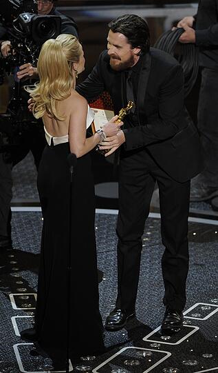 Die Blondine freut sich mit Christian Bale.