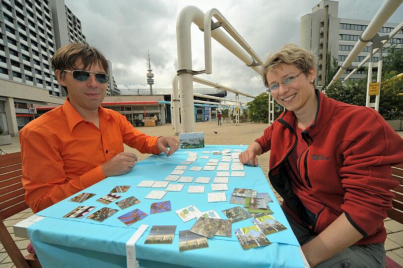 Zwei Bewohner spielen das Olympiadorf Memory.