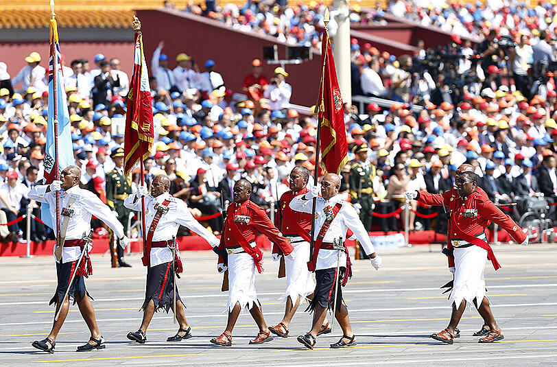 Bei der größten Militärparade seiner Geschichte hat China seine neuen Superwaffen präsentiert.