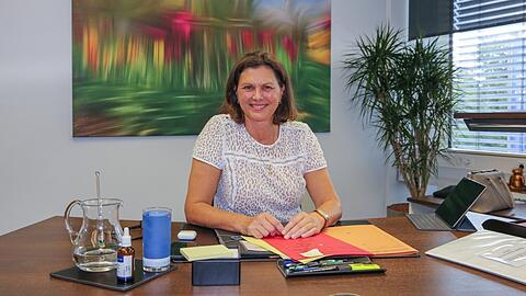 Bayerns Multi-Ministerin Ilse Aigner an ihrem Schreibtisch im Büro am Franz-Josef-Strauß-Ring vis-a-vis der Staatskanzlei.