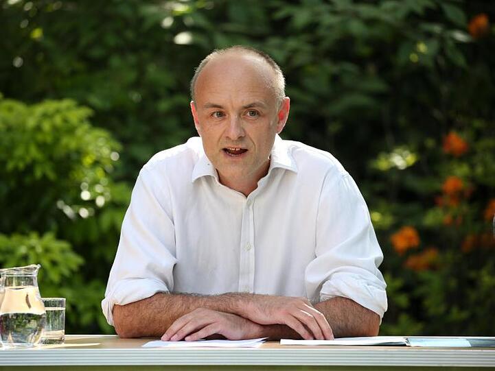 Dominic Cummings gibt ein Statement im Garten der Downing Street 10 ab.