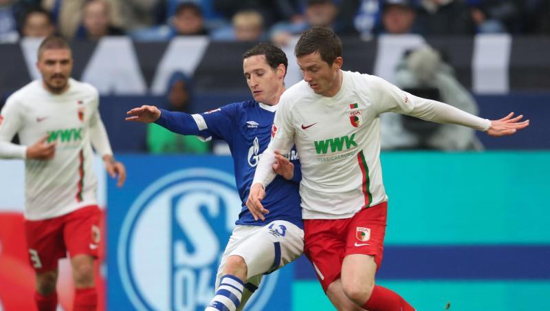 Schalkes Sebastian Rudy (l) spitzelt den Ball vor Augsburgs Michael Gregoritsch weg. Schalkes Sebastian Rudy (l) spitzelt den Ball vor Augsburgs Michael Gregoritsch weg.