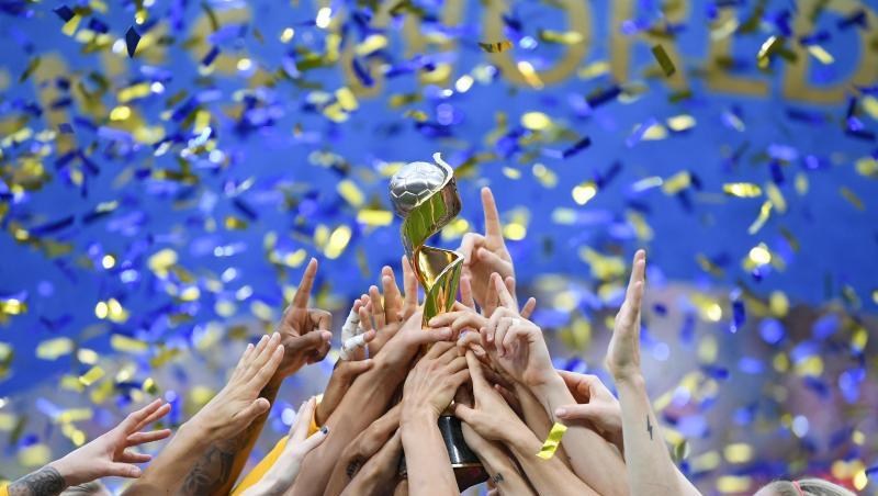 Die US-Spielerinnen feiern ihren Sieg und halten gemeinsam den WM-Pokal nach oben. Die US-Spielerinnen feiern ihren Sieg und halten gemeinsam den WM-Pokal nach oben.