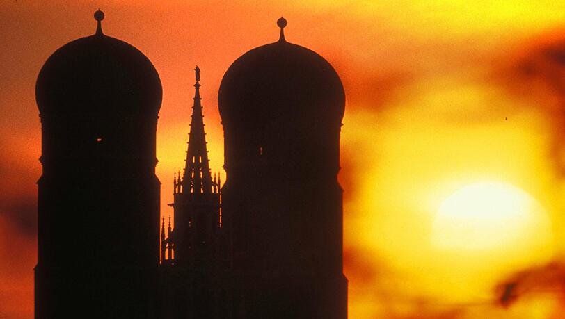 Sahara-Staub beim Sonnenaufgang über München: Frauenkirche und Rathaus. Sahara-Staub beim Sonnenaufgang über München: Frauenkirche und Rathaus.