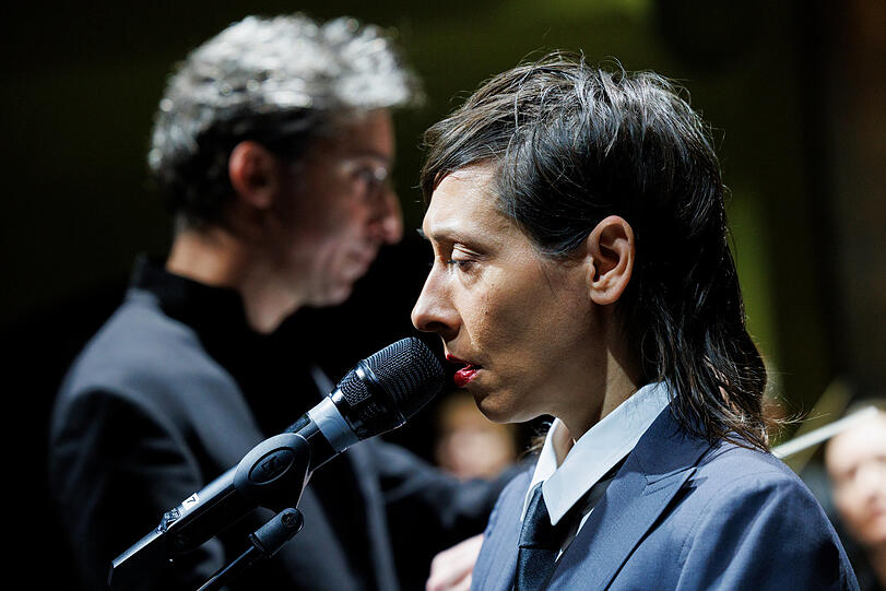 Die Schauspielerin und Sängerin Jelena Kulic (vorn) mit dem Dirigenten Daniel Grossmann in "Kofflers Schicksal" in den Kammerspielen.