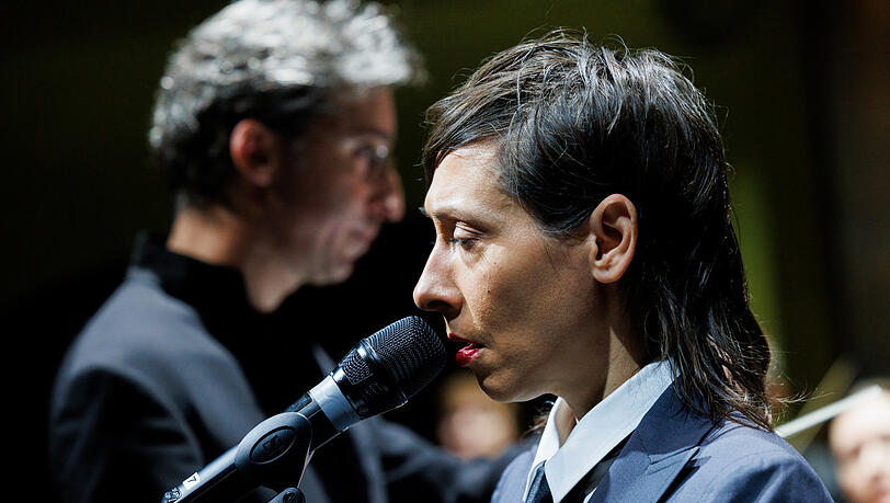 Die Schauspielerin und Sängerin Jelena Kulic (vorn) mit dem Dirigenten Daniel Grossmann in "Kofflers Schicksal" in den Kammerspielen. Die Schauspielerin und Sängerin Jelena Kulic (vorn) mit dem Dirigenten Daniel Grossmann in "Kofflers Schicksal" in den Kammerspielen.
