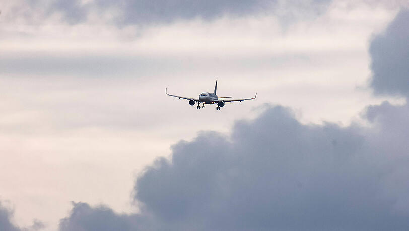 Ein Flugzeug ist im Landeanflug auf den Flughafen München. (Symbolbild)