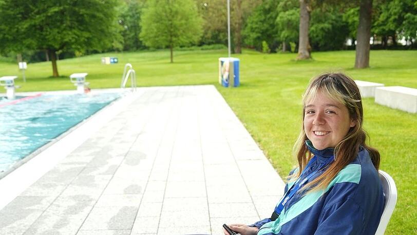 Studentin Marike Dehlen (26) ist als Rettungsschwimmerin im Schyrenbad im Einsatz.