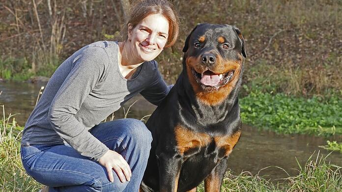 Sandra Schuhmacher mit ihrem Hund Elvito.