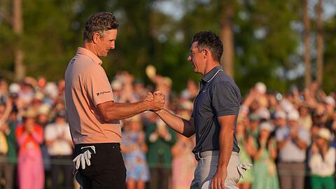 Justin Rose (l.) zwang den Champion am Schlusstag in ein Stechen.
