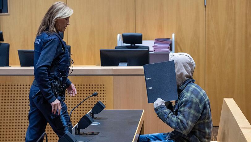 Die Staatsanwaltschaft hat für den 30 Jahre alten Angeklagten eine lebenslange Haftstrafe wegen Mordes gefordert. (Archivbild) Die Staatsanwaltschaft hat für den 30 Jahre alten Angeklagten eine lebenslange Haftstrafe wegen Mordes gefordert. (Archivbild)