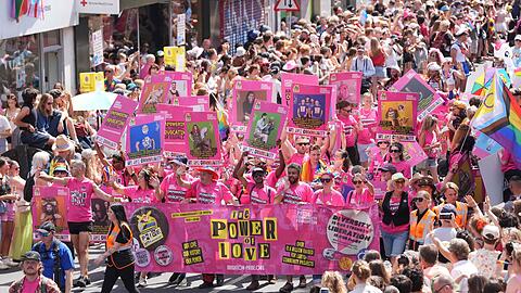 Viele tausend Menschen versammelten sich unter dem Motto "The Power of Love" auf den Stra&szlig;en.
