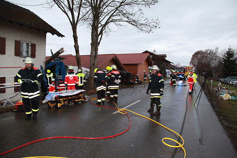 Ein mit 25 Tonnen Rahm beladener Lkw stößt am Sonntagmorgen mit einem BMW zusammen, stürzt in einen Graben und begräbt das Auto halb unter sich.