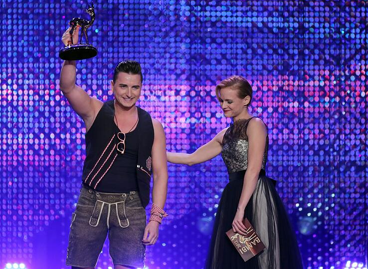 Hier überreicht sie den Preis für "Shootingstar des Jahres" an Andreas Gabalier auf dem Bambi 2012.