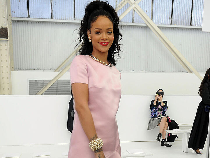 Rihanna in einem kurzen rosanen Kleid bei der Dior Fashion-Show