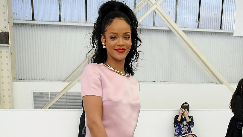 Rihanna in einem kurzen rosanen Kleid bei der Dior Fashion-Show Rihanna in einem kurzen rosanen Kleid bei der Dior Fashion-Show