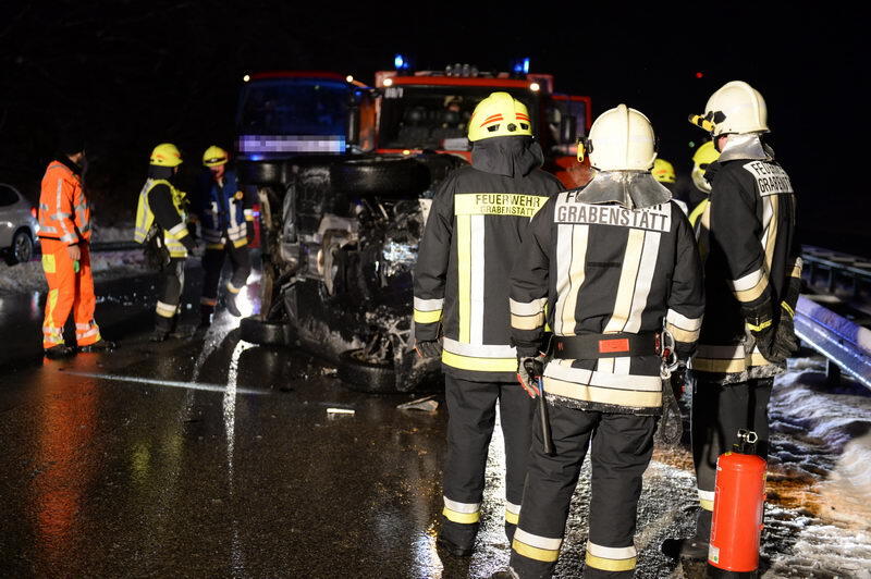 junge Frau prallte mit ihrem Fahrzeug gegen einen Anpralldämpfer.