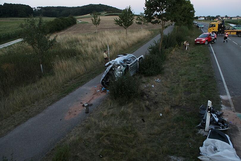 Ein 53-jähriger Autofahrer ist zwischen Wasserfall und Ansbach frontal in den Wagen eines Ehepaars gerast. Die Bilder der Unfallstelle.