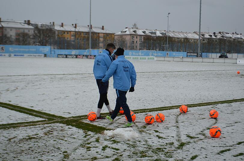 Die Löwen im Schnee: Der TSV 1860 musste am Freitag vor Beginn des Trainingslagers auf weißem - und nicht wie gewohnt auf grünem - Untergrund trainieren.
