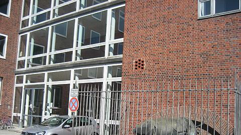 Im Schlachthofviertel vegetiert die eingezäunte Kuh vor dem ehemaligen Direktionsgebäude. Die Bilder.