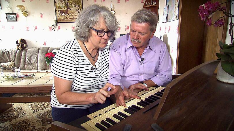 Karlheinz versucht Louise das Orgelspielen beizubringen.