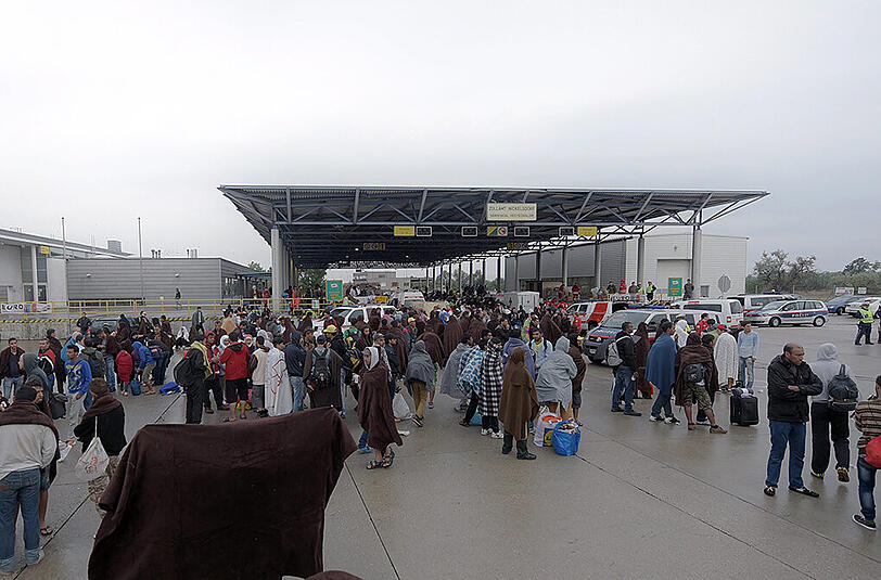 Die ersten Flüchtlinge sind am österreichischen Grenzort Nickelsdorf eingetroffen.