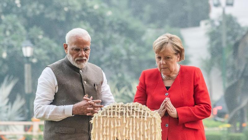 An dem Ort, an dem Gandhi erschossen wurde, faltet Angela Merkel neben Premier Narendra Modi ihre Hände zum Gedenken. An dem Ort, an dem Gandhi erschossen wurde, faltet Angela Merkel neben Premier Narendra Modi ihre Hände zum Gedenken.