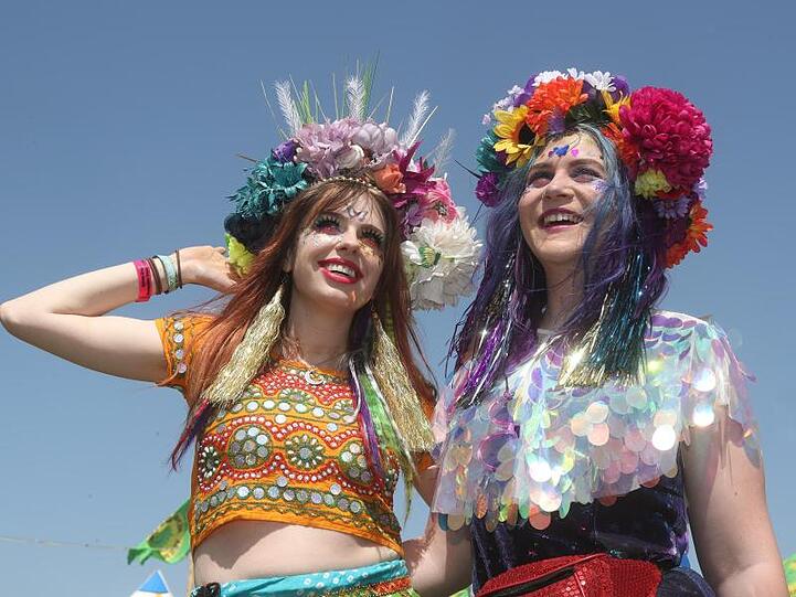 Hippiemädchen beim Glastonbury Festival.