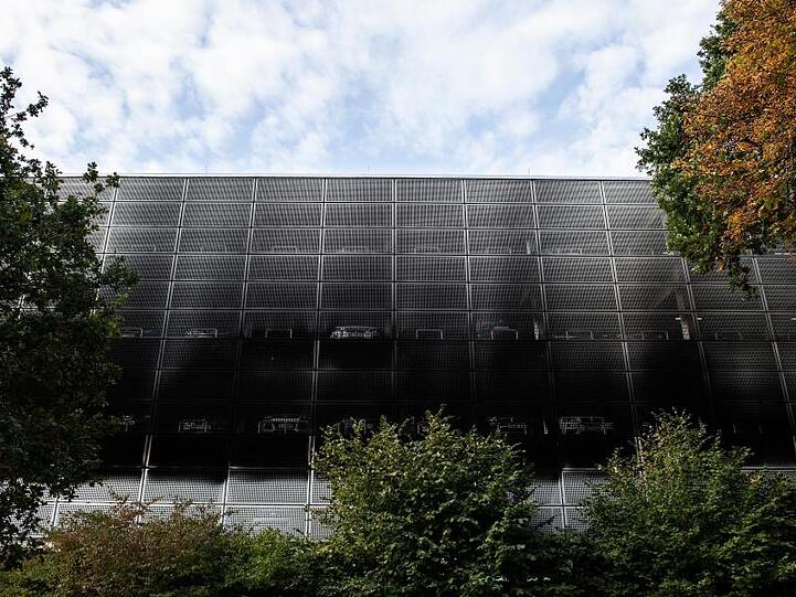 Die Fassade des Parkhauses am Flughafen Münster Osnabrück ist von Rauch verdunkelt.