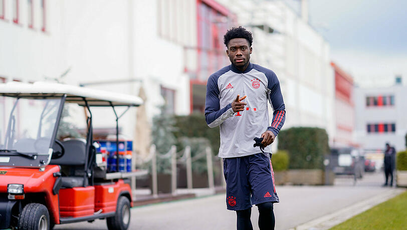 Alphonso Davies am Rande des Abschlusstrainings vor dem Champions-League-Spiel des FC Bayern gegen Lokomotive Moskau.