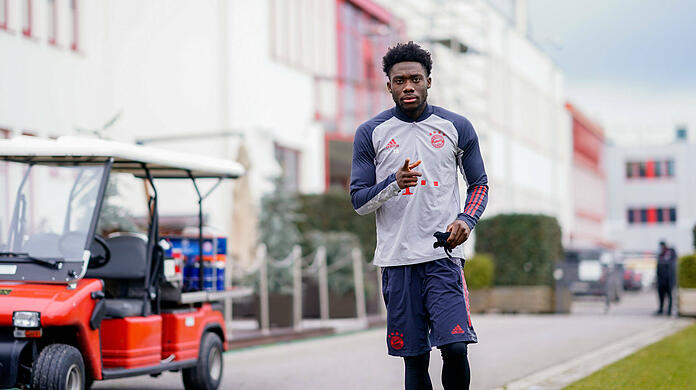 Alphonso Davies am Rande des Abschlusstrainings vor dem Champions-League-Spiel des FC Bayern gegen Lokomotive Moskau.