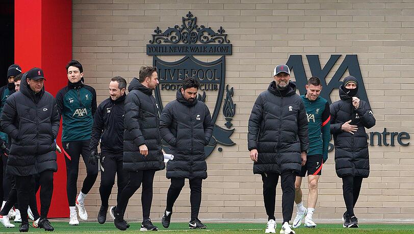 Jürgen Klopp (3.v.r) beim Training seiner Mannschaft vor der Partie bei Benfica.