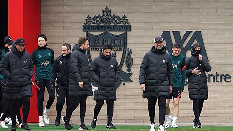 Jürgen Klopp (3.v.r) beim Training seiner Mannschaft vor der Partie bei Benfica.