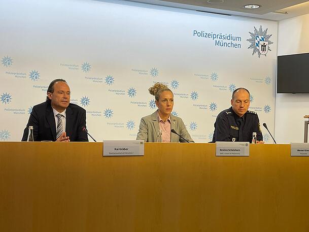 Polizei und Staatsanwaltschaft informieren bei einer Pressekonferenz in München über die Festnahmen. Polizei und Staatsanwaltschaft informieren bei einer Pressekonferenz in München über die Festnahmen.