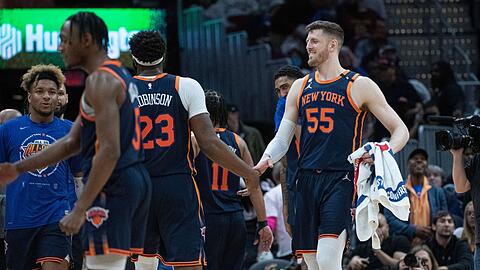 Isaiah Hartenstein (r) erreichte mit den New York Knicks die nächste Runde.