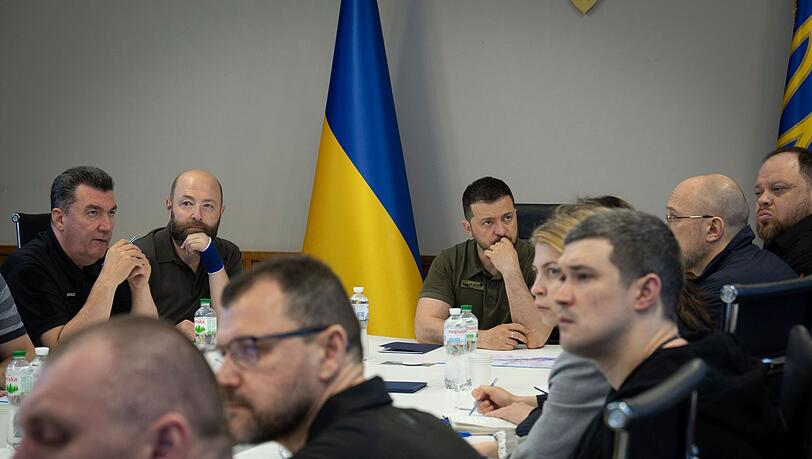 Die Ukraine wird sich laut Präsident Wolodymyr Selenskyj auch durch die Explosion des Staudamms am Dnipro nicht an der Rückeroberung besetzter Gebiete hindern lassen.