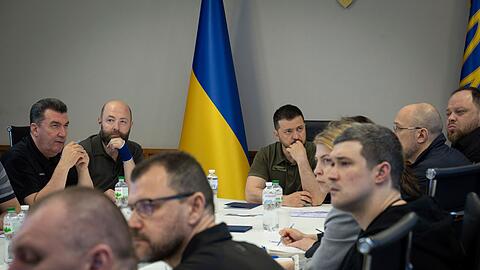 Die Ukraine wird sich laut Präsident Wolodymyr Selenskyj auch durch die Explosion des Staudamms am Dnipro nicht an der Rückeroberung besetzter Gebiete hindern lassen.