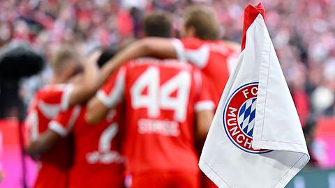 Beim Spiel zwischen dem FC Bayern und dem Hamburger SV gab es in der zweiten Hälfte zwei Notfälle unter Fans.