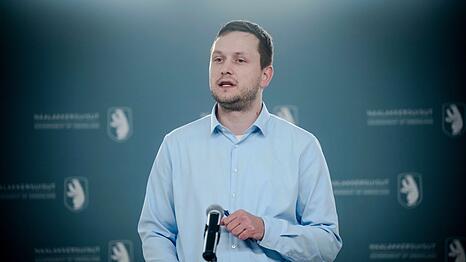 Eine Annexion &uuml;ber Nacht h&auml;lt der gr&ouml;nl&auml;ndische Regierungschef Jens Frederik Nielsen f&uuml;r unwahrscheinlich.