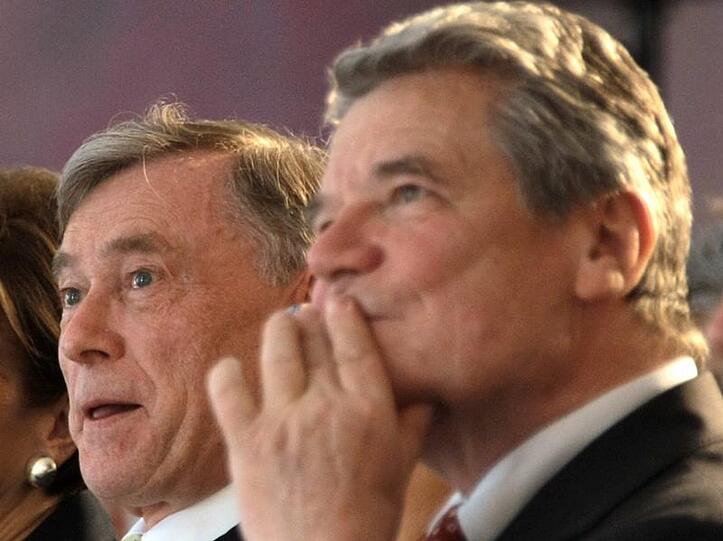 Bundespräsident Horst Köhler (l) und Joachim Gauck verfolgen im Schloss Bellevue in Berlin eine Vorführung