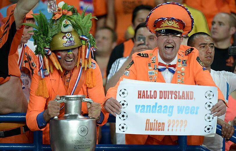 Deutschland gegen Holland - vor und während dieser brisanten Partie in der Ukraine am MIttwoch feiern die Fans ausgelassen in Orange und Schwarz-Rot-Gold - die Bilder!
