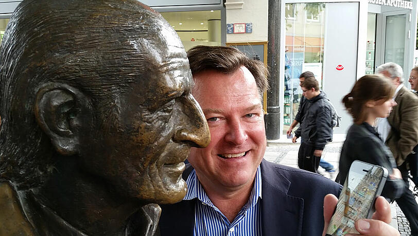 Stadtführung mit dem Smartphone? Da braucht Sigi Sommer die Hilfe von Bürgermeister Josef Schmid. Stadtführung mit dem Smartphone? Da braucht Sigi Sommer die Hilfe von Bürgermeister Josef Schmid.
