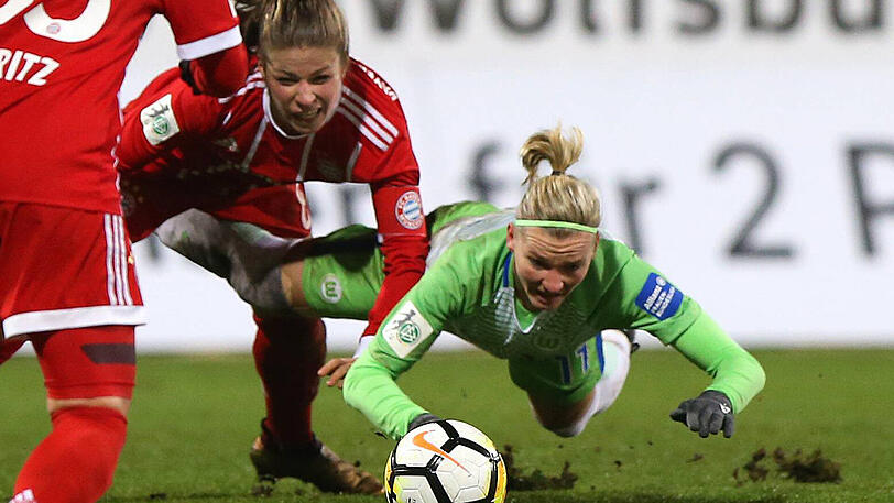 Die Wolfsburgerin Alexandra Popp (rechts) kommt zu Fall.