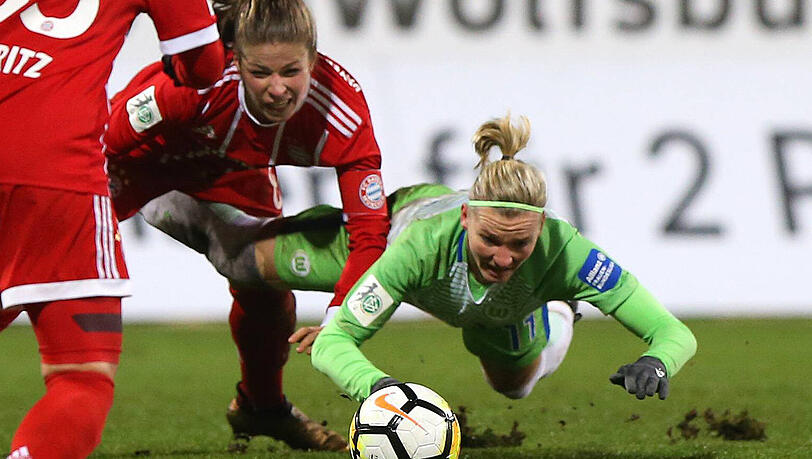 Die Wolfsburgerin Alexandra Popp (rechts) kommt zu Fall. Die Wolfsburgerin Alexandra Popp (rechts) kommt zu Fall.