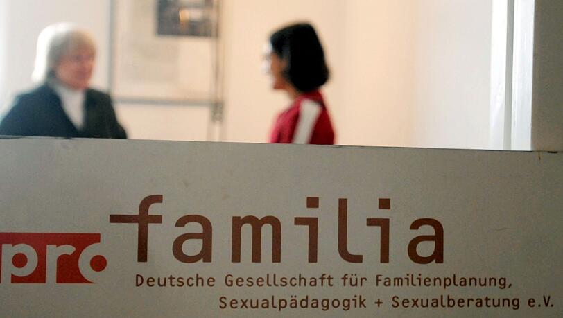Die Schwangerenkonfliktberatung von pro familia wird mittlerweile meist am Telefon oder per Videochat durchgeführt. Die Schwangerenkonfliktberatung von pro familia wird mittlerweile meist am Telefon oder per Videochat durchgeführt.