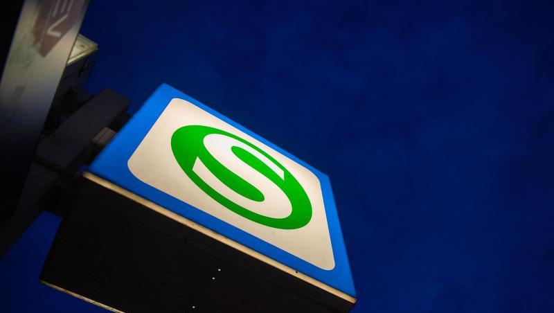 Ein S-Bahn-Schild hängt an der Station Hackerbrücke. Foto: Lino Mirgeler/Archivbild